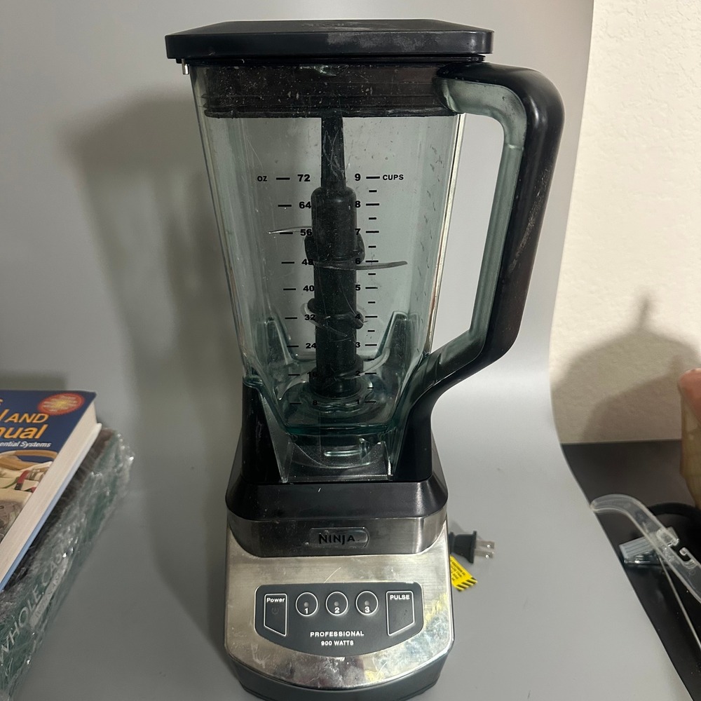 Ninja Professional 900 Watt Blender NJ600WM 72oz Pitcher Black Silver